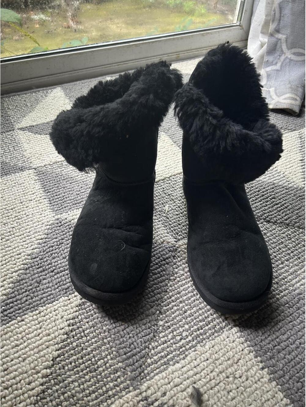 Black UGG Australia 3349 boots with sheep skin fur lining size 8